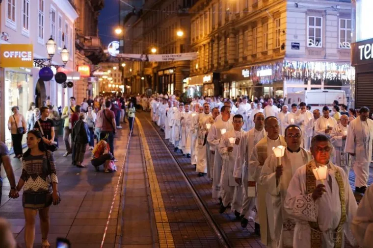 FOTOGALERIJA: Procesija tisuća vjernika sa svijećama i Gospinim likom po sredi&scaron;tu Zagreba