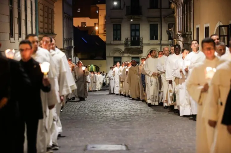 FOTOGALERIJA: Procesija tisuća vjernika sa svijećama i Gospinim likom po sredi&scaron;tu Zagreba
