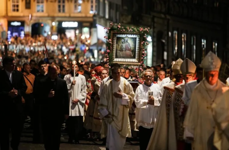 FOTOGALERIJA: Procesija tisuća vjernika sa svijećama i Gospinim likom po sredi&scaron;tu Zagreba