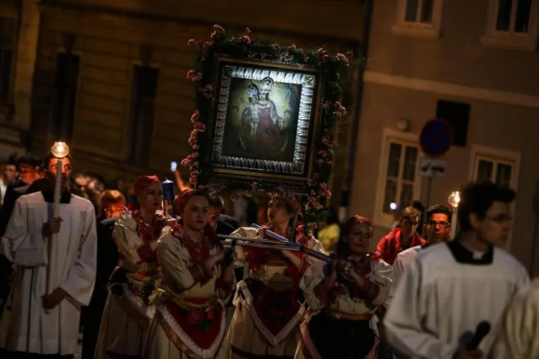 FOTOGALERIJA: Procesija tisuća vjernika sa svijećama i Gospinim likom po sredi&scaron;tu Zagreba