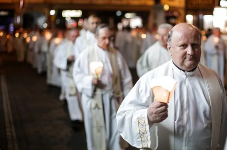 FOTOGALERIJA: Procesija tisuća vjernika sa svijećama i Gospinim likom po sredi&scaron;tu Zagreba
