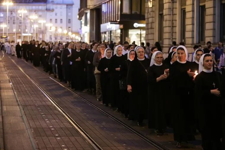 FOTOGALERIJA: Procesija tisuća vjernika sa svijećama i Gospinim likom po sredi&scaron;tu Zagreba
