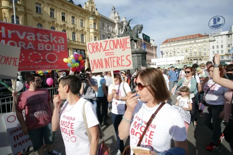 Tisuće ljudi do&scaron;le su na Trg Josipa bana jelačića kako bi podržali Cjelovitu kurikularnu reformu i poslali poruku kako je obrfazovanje prioritet hrvatskig dru&scaron;tva.