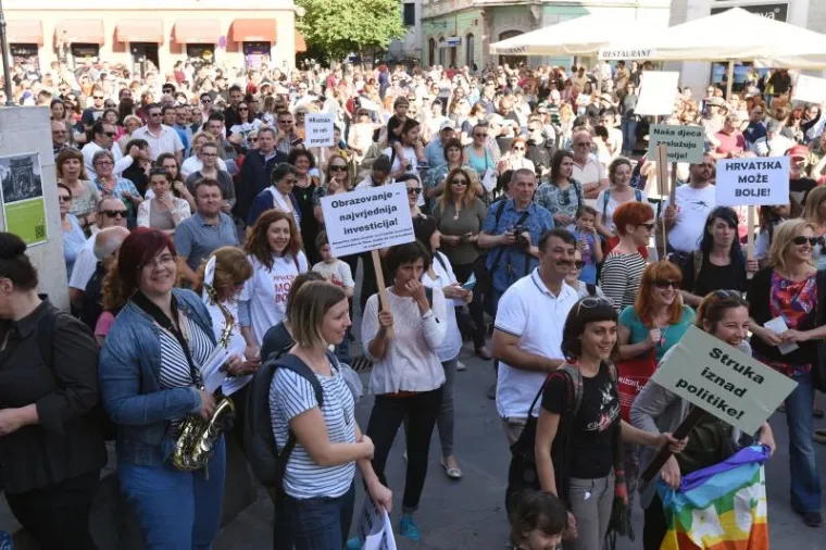 Prosvjedi podr&scaron;ke kurikularnoj reformi "Hrvatska može bolje" osim u Zagrebu održani su i 12 hrvatskih gradova među kojima se na onom u Rijeci okupilo vi&scaron;e od 2000 građana, u Osijeku oko tisuću  dok je po jakoj ki&scaron;i u Splitu bilo njih petstotinjak .