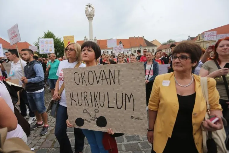 PORUKE S PROSVJEDA: 'Ako nam već roditelje stalno vraćate u pro&scaron;lost, dozvolite bar nama da imamo i stvaramo budućnost'