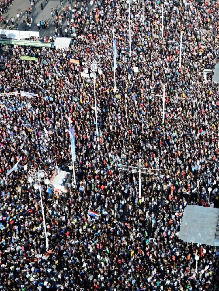 Prema informacijama koje su se mogle čuti na pozornici na Jelačićevom trgu, u hrvatskim gradovima zbog reforme u prosvjedima okupilo se oko  40 tisuća ljudi