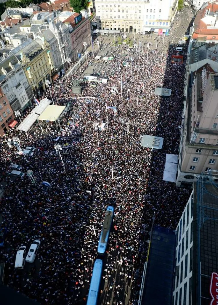 Impresivni prizori zagrebačkog prosvjeda podr&scaron;ke Cjelovitoj kurikularnoj reformi snimljeni iz zraka.