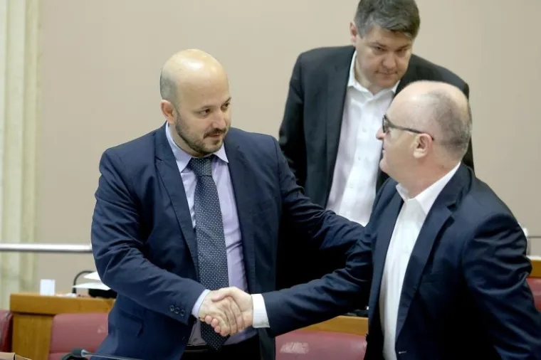 SVI SU DANAS U SABORU GLEDALI U JEDNOG ZASTUPNIKA: Modnim detaljem plijenio je pažnju