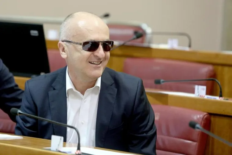 SVI SU DANAS U SABORU GLEDALI U JEDNOG ZASTUPNIKA: Modnim detaljem plijenio je pažnju