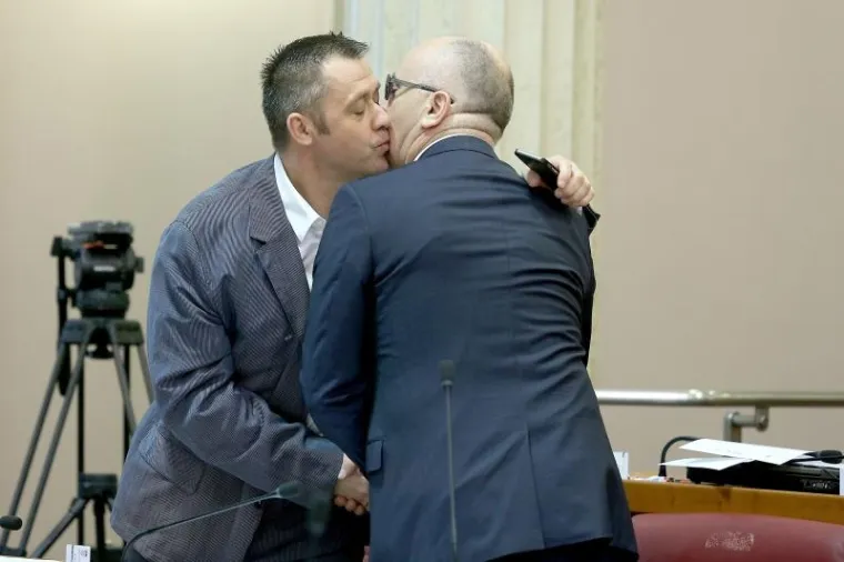 SVI SU DANAS U SABORU GLEDALI U JEDNOG ZASTUPNIKA: Modnim detaljem plijenio je pažnju