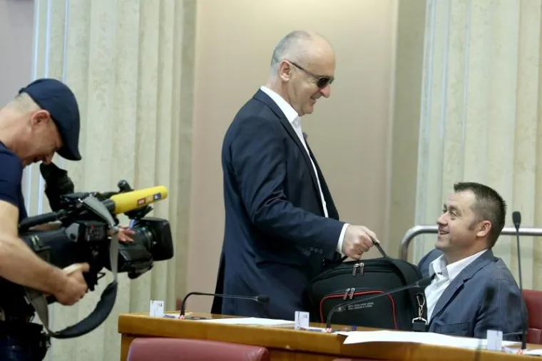 SVI SU DANAS U SABORU GLEDALI U JEDNOG ZASTUPNIKA: Modnim detaljem plijenio je pažnju