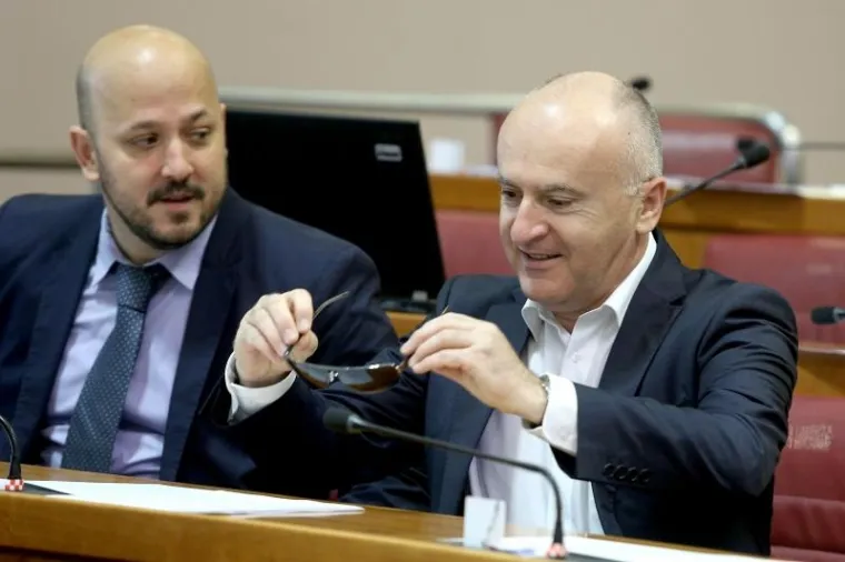 SVI SU DANAS U SABORU GLEDALI U JEDNOG ZASTUPNIKA: Modnim detaljem plijenio je pažnju