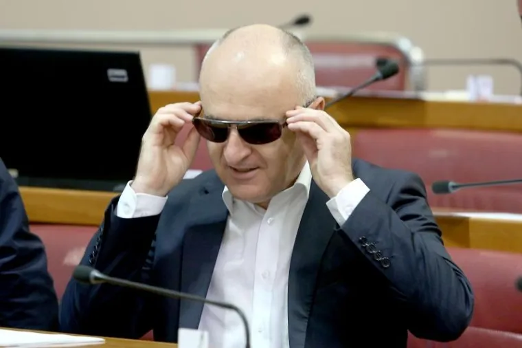 SVI SU DANAS U SABORU GLEDALI U JEDNOG ZASTUPNIKA: Modnim detaljem plijenio je pažnju