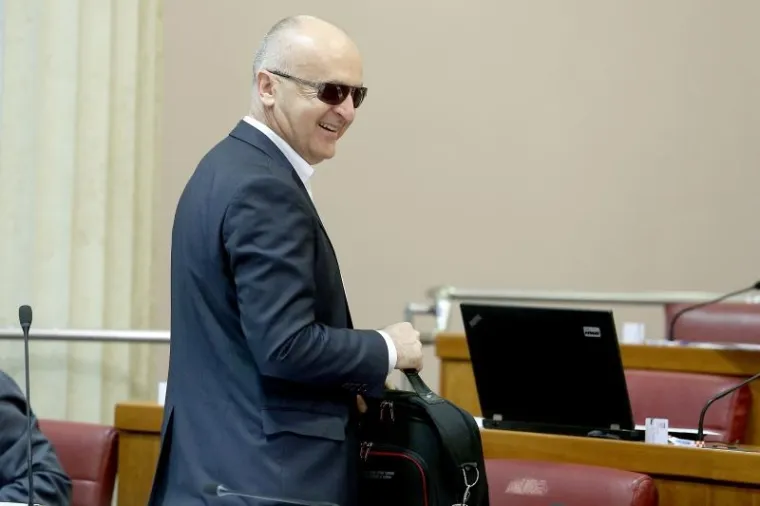 Zastupnik Predrag Matić slavi rođendan. U  sabornicu je do&scaron;ao sa sunčanim naočalama. Uslijedile su čestitke kolega.