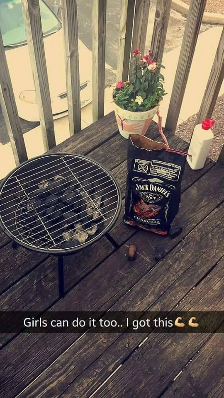 Jedna djevojka odlučila je putem Snapchata uživo prenositi svoj pokušaj roštiljanja. Htjela je dokazati da 'i cure to mogu'. Nažalost, njoj to nije pošlo za rukom, a njezinu avanturu možete pogledati u nastavku.