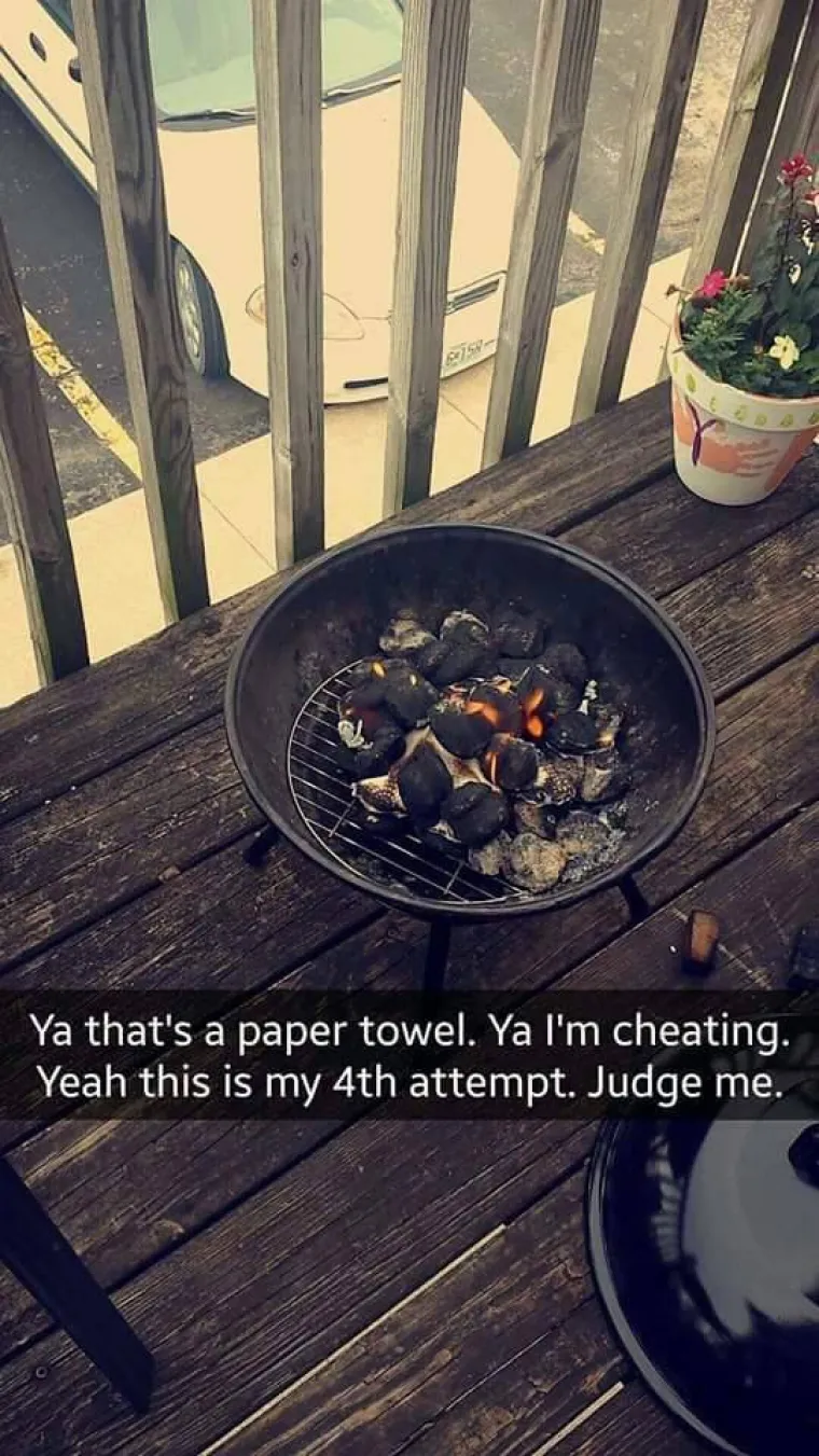 Na kraju je uspjela potpaliti ugljen koristeći papirnate ručnike.