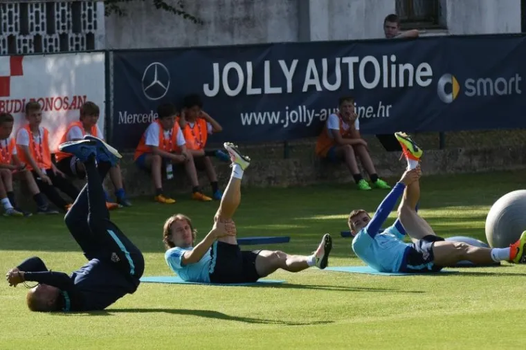 Modrić i Kovačić istezali su se na treningu jedan poreda drugoga.