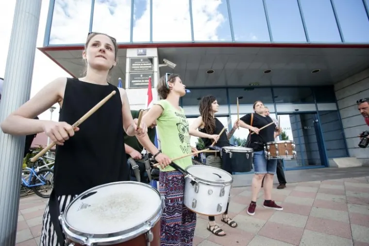 PROSVJED STUDENATA ISPRED MINISTARSTVA: Ljuti zbog državnih stupendija