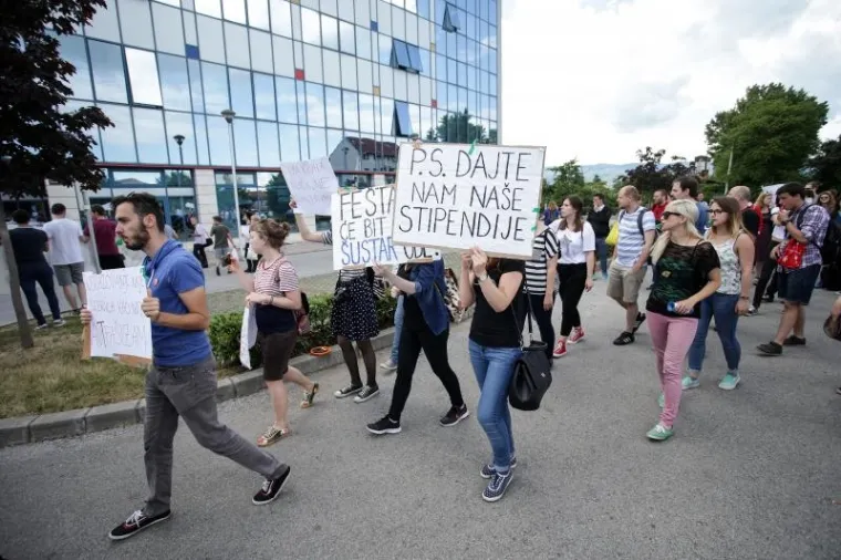 PROSVJED STUDENATA ISPRED MINISTARSTVA: Ljuti zbog državnih stupendija