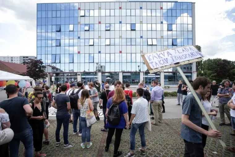 PROSVJED STUDENATA ISPRED MINISTARSTVA: Ljuti zbog državnih stupendija