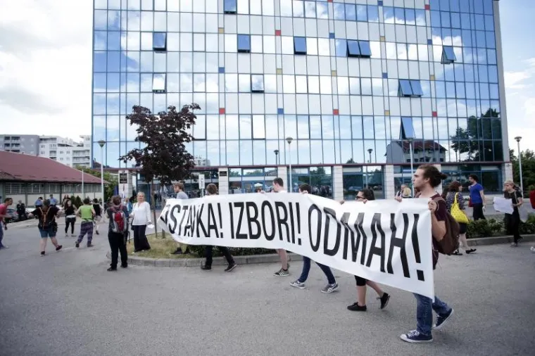 PROSVJED STUDENATA ISPRED MINISTARSTVA: Ljuti zbog državnih stupendija