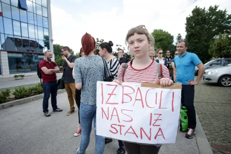 Studenti su se okupili ispred Ministarstva znanosti, obrazovanja i sporta zbog neisplate državnih stipendija.