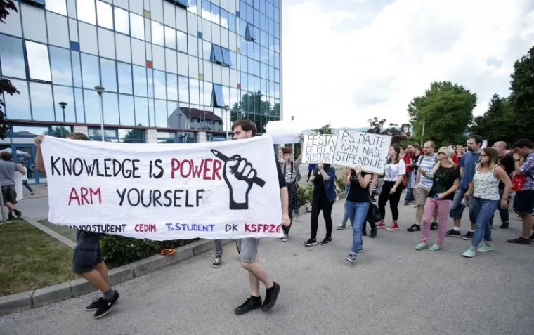 PROSVJED STUDENATA ISPRED MINISTARSTVA: Ljuti zbog državnih stupendija