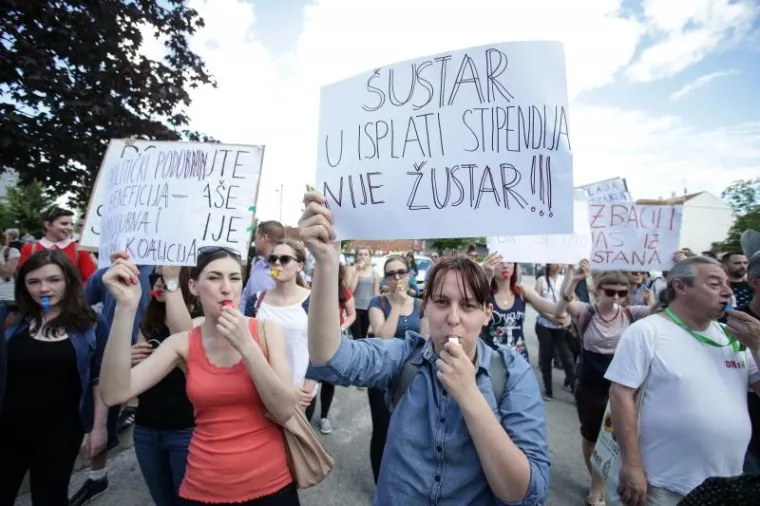 PROSVJED STUDENATA ISPRED MINISTARSTVA: Ljuti zbog državnih stupendija