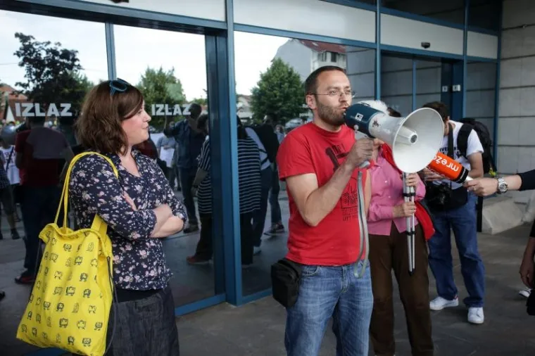 PROSVJED STUDENATA ISPRED MINISTARSTVA: Ljuti zbog državnih stupendija