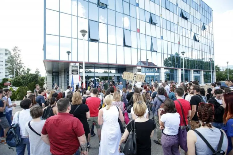 PROSVJED STUDENATA ISPRED MINISTARSTVA: Ljuti zbog državnih stupendija