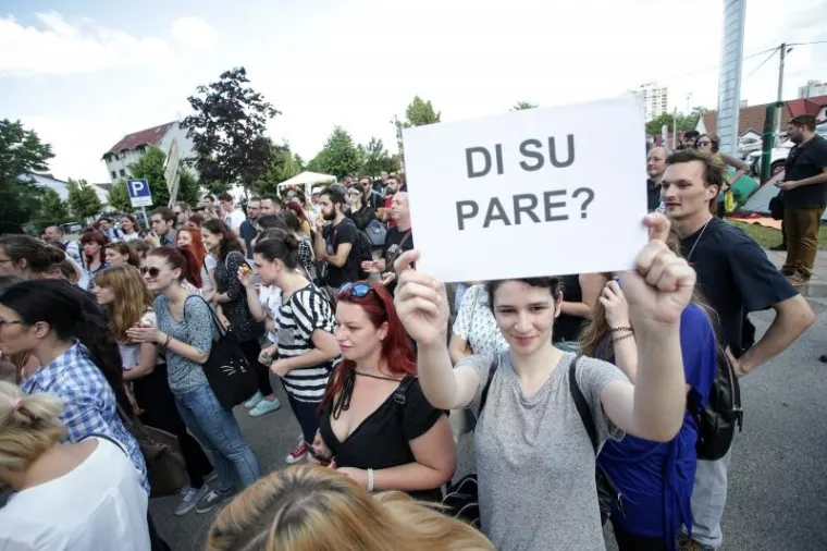 PROSVJED STUDENATA ISPRED MINISTARSTVA: Ljuti zbog državnih stupendija