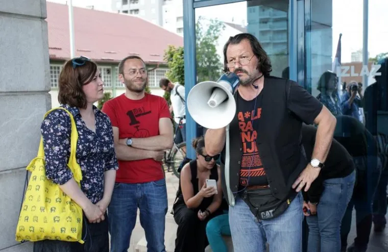 PROSVJED STUDENATA ISPRED MINISTARSTVA: Ljuti zbog državnih stupendija