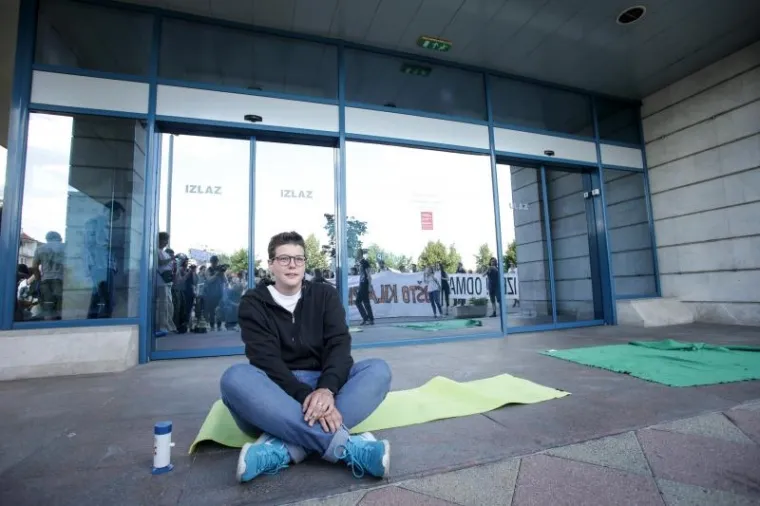 PROSVJED STUDENATA ISPRED MINISTARSTVA: Ljuti zbog državnih stupendija