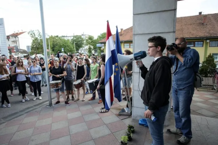 PROSVJED STUDENATA ISPRED MINISTARSTVA: Ljuti zbog državnih stupendija