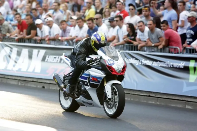 Zbog utrke ubrzanja i drugih popratnih manifestacija na koje je došlo nekoliko stotina sudionika iz Hrvatske i susjednih zemalja, u tom dijelu Zagreba promet je zatvoren od petka navečer do ponedjeljka ujutro.