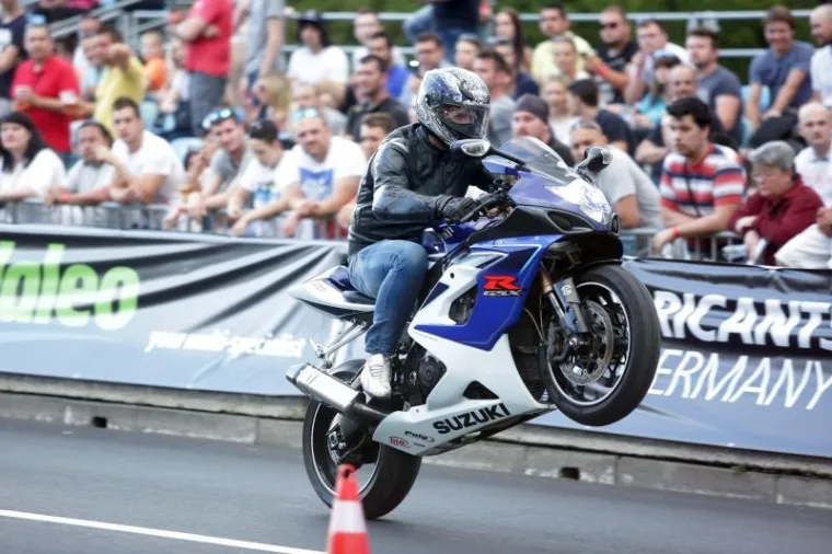 U Novom Zagrebu danas je bilo bučno i žestoko. Na Aveniji Dubrovnik održana je prva utrka ubrzanja 'Brzi i Žestoki' koja je privukla velik broj gledatelja.