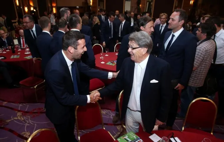 JANICA ZASJALA U CRVENOJ HALJINI: Pomoćnica ministra plijenila pažnju na Nogometnim Oscarima