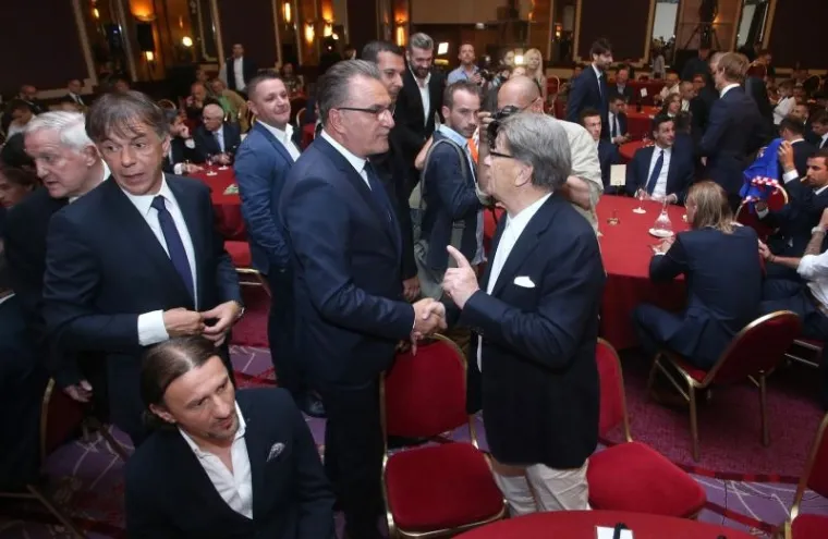 JANICA ZASJALA U CRVENOJ HALJINI: Pomoćnica ministra plijenila pažnju na Nogometnim Oscarima