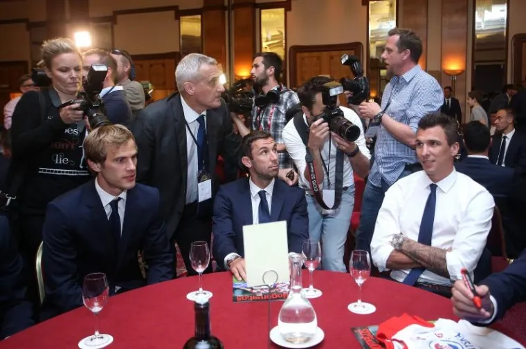 JANICA ZASJALA U CRVENOJ HALJINI: Pomoćnica ministra plijenila pažnju na Nogometnim Oscarima