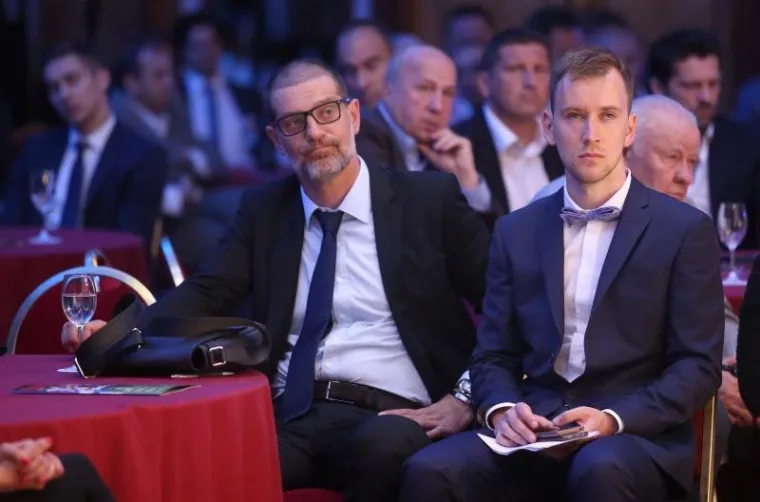 JANICA ZASJALA U CRVENOJ HALJINI: Pomoćnica ministra plijenila pažnju na Nogometnim Oscarima