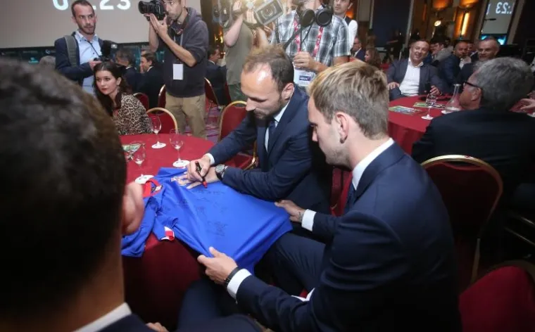 JANICA ZASJALA U CRVENOJ HALJINI: Pomoćnica ministra plijenila pažnju na Nogometnim Oscarima