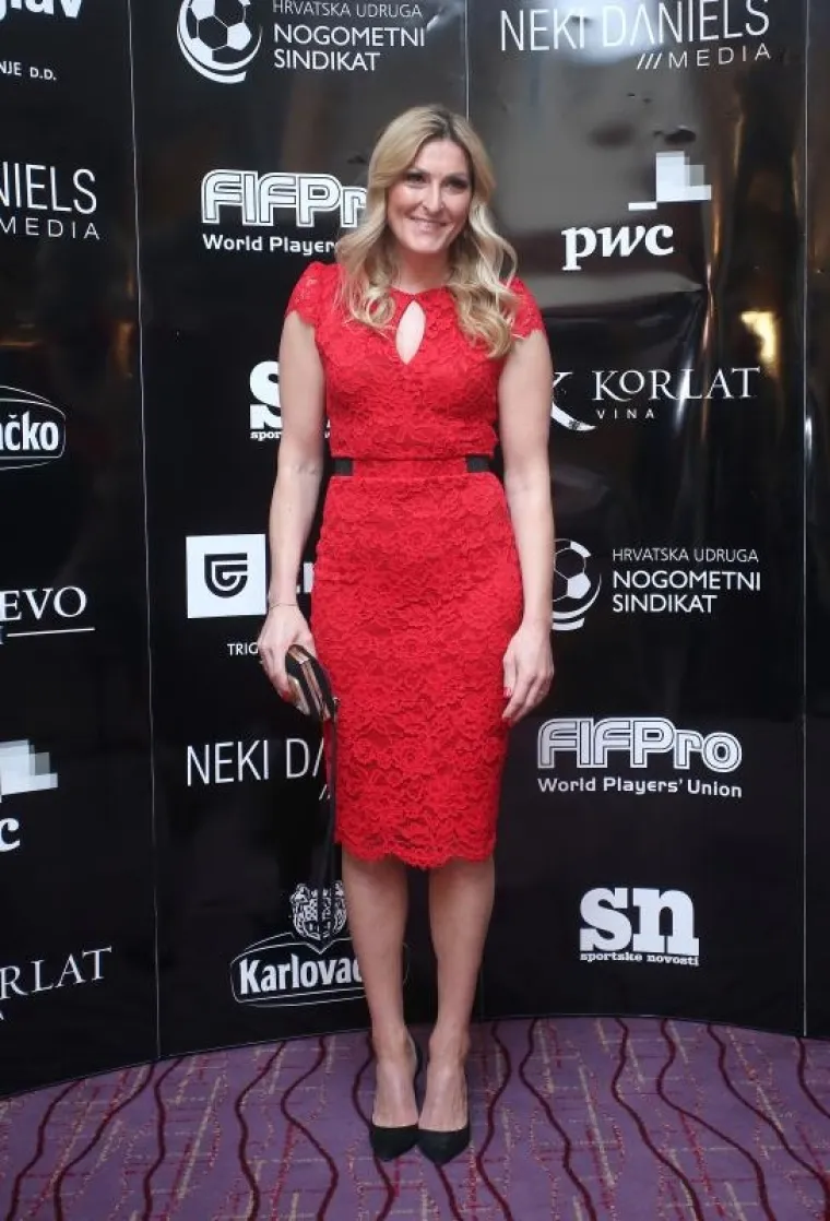 JANICA ZASJALA U CRVENOJ HALJINI: Pomoćnica ministra plijenila pažnju na Nogometnim Oscarima