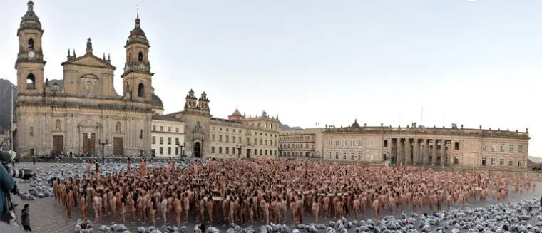 Više od 6.000 Kolumbijaca poziralo je golo američkom umjetničkom fotografu Spenceru Tunicku na Trgu Bolivar u Bogoti. Tunick, poznat po svojim slikama velikih gomila golih ljudi, u nedjelju, 5. lipnja 2016. godine, uvjerio je više od 6.000 Kolumbijaca da se svuku, a - sve u ime mira.