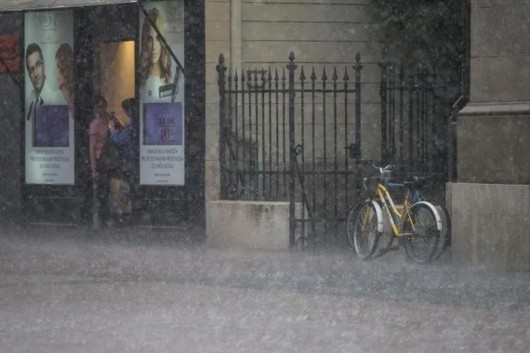 SNAŽAN PLJUSAK: Veliko nevrijeme iznenadilo građane Zagreba