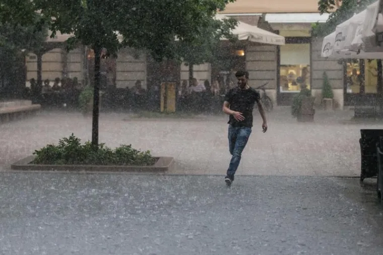 SNAŽAN PLJUSAK: Veliko nevrijeme iznenadilo građane Zagreba