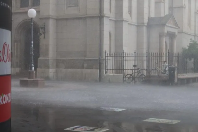 SNAŽAN PLJUSAK: Veliko nevrijeme iznenadilo građane Zagreba