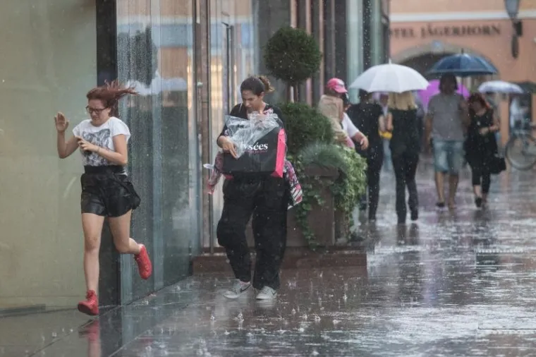 SNAŽAN PLJUSAK: Veliko nevrijeme iznenadilo građane Zagreba