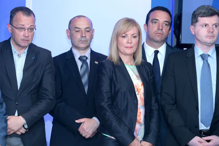 Lica HDZ-ovih ministara koji su stajali iza Karamarka na presici govore više od tisuću riječi