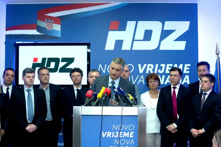 Lica HDZ-ovih ministara koji su stajali iza Karamarka na presici govore više od tisuću riječi