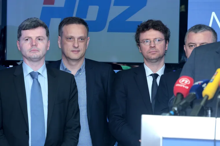 Lica HDZ-ovih ministara koji su stajali iza Karamarka na presici govore vi&scaron;e od tisuću riječi